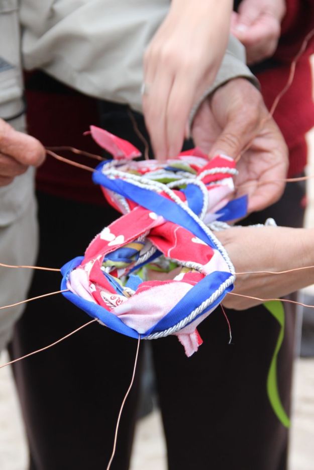 Helping hands, weaving strands.  © Imke Rust