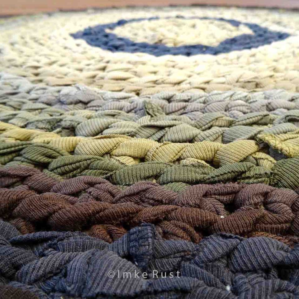 Hand-made T-shirt Yarn Carpet 1 (Detail) © Imke Rust