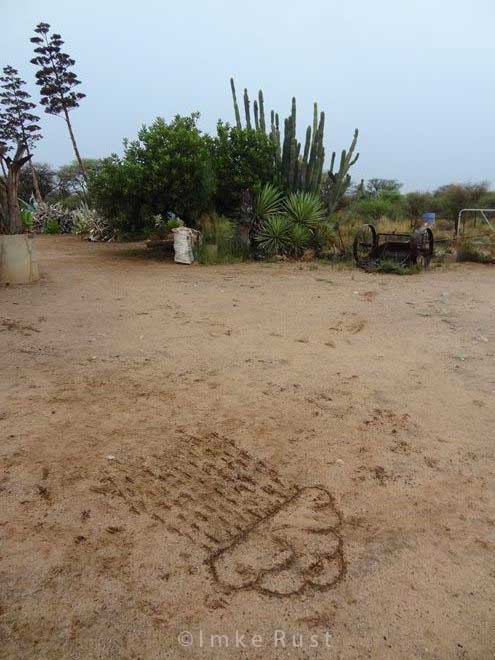 Drawing a rain cloud with a stick onto the ground at our farm home © Imke Rust