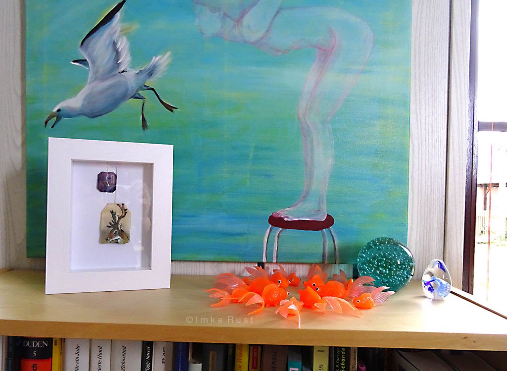 I also love that one can hang it on a wall, or just let it stand on a shelve...