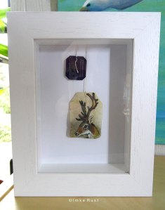 This neat box frame seems perfect for displaying your Teabag Totem. (Frame from Boesner, CAJA, white wood 13x18cm)