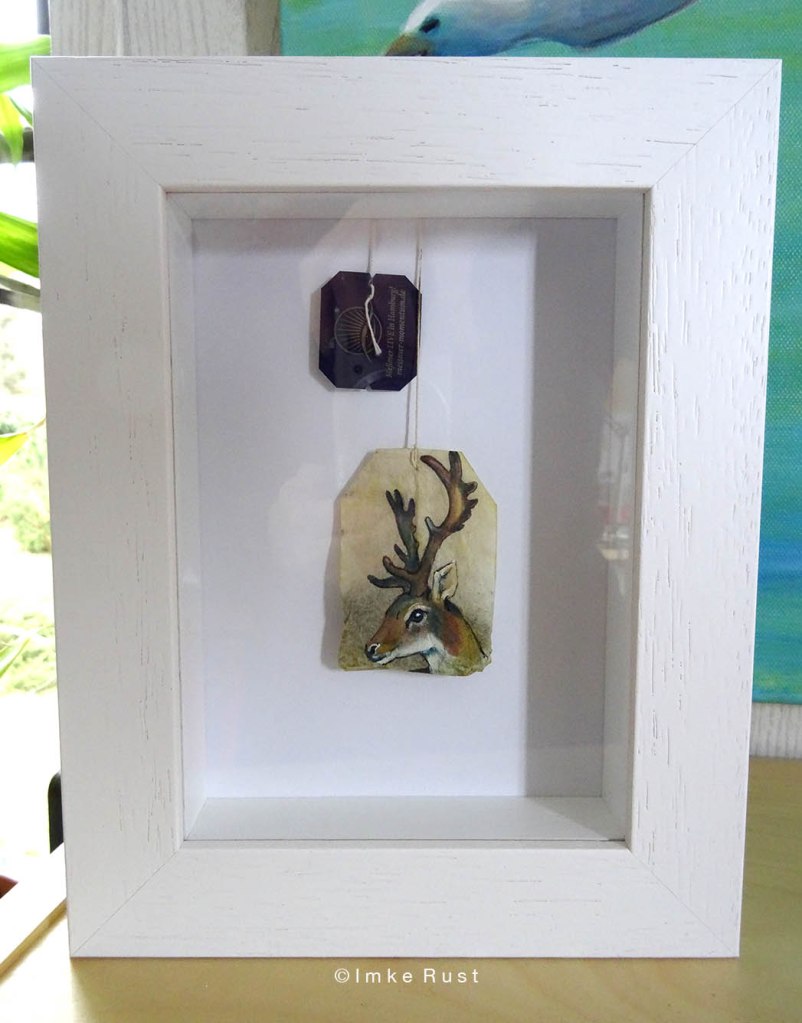 This neat box frame seems perfect for displaying your Teabag Totem. (Frame from Boesner, CAJA, white wood 13x18cm)